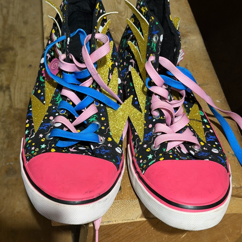 Vibrant Women's Sneakers with Pink and Gold Details
